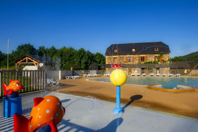 Camping Ushuaia Villages Rives d'Olt et Aubrac